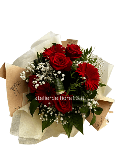 Bouquet con fiori rossi misti